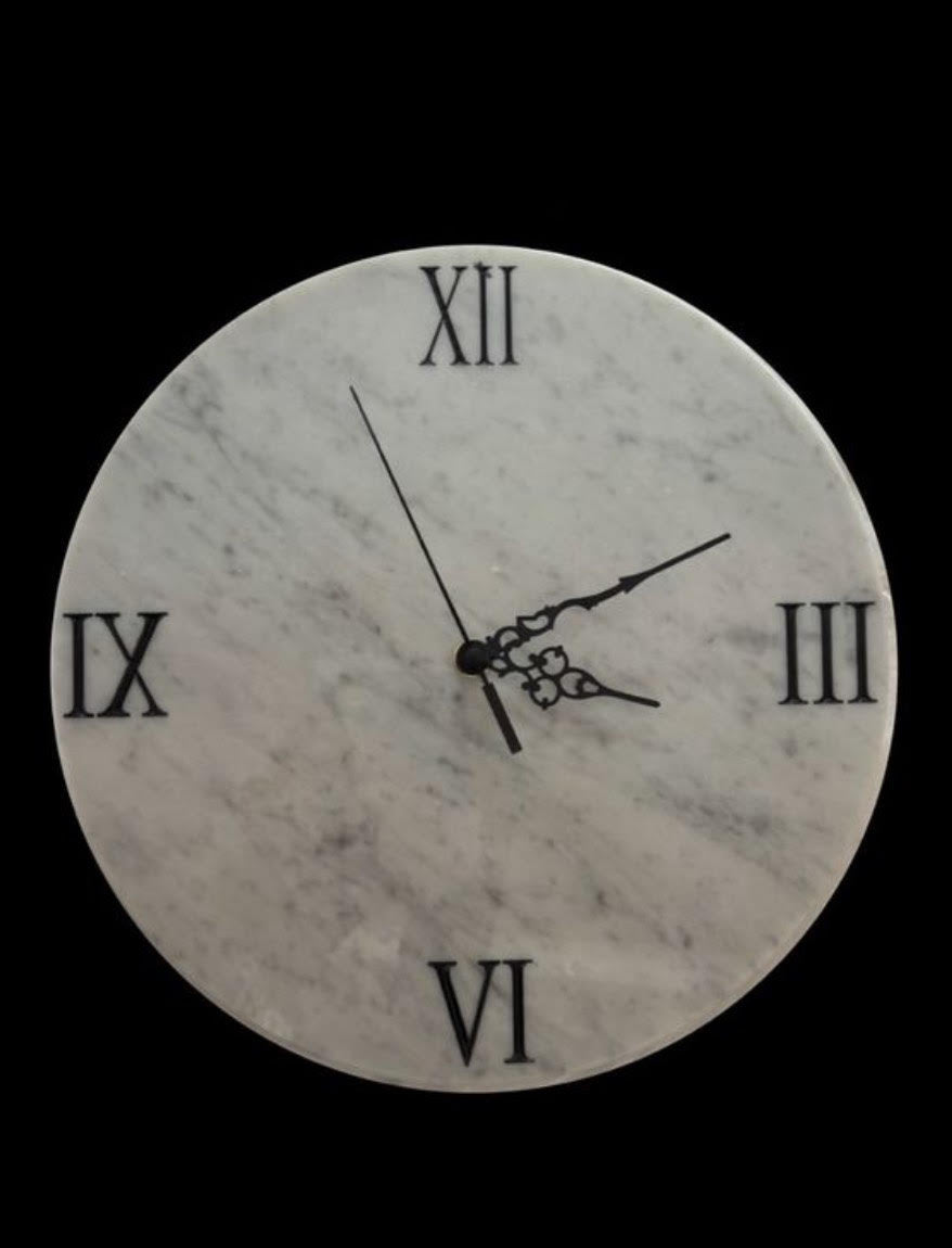 Orologio in marmo bianco